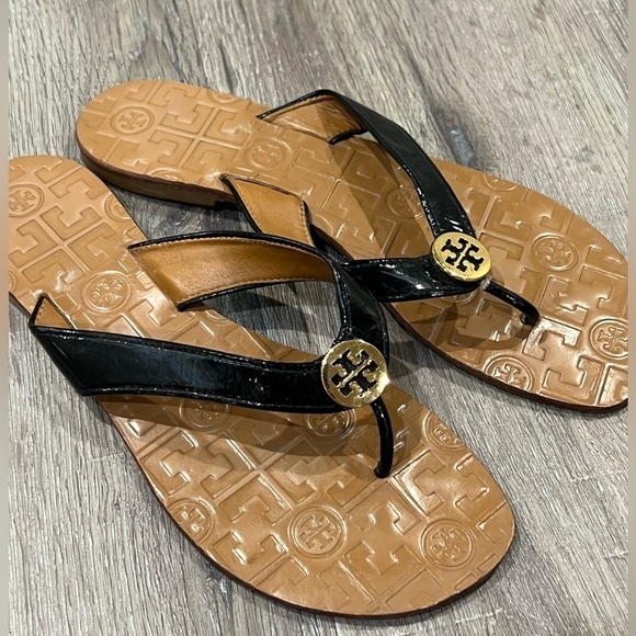 Barely Used Tory Burch Size 8 Leather Black Gold Classic Sandal Shoe - Picture 2 of 8